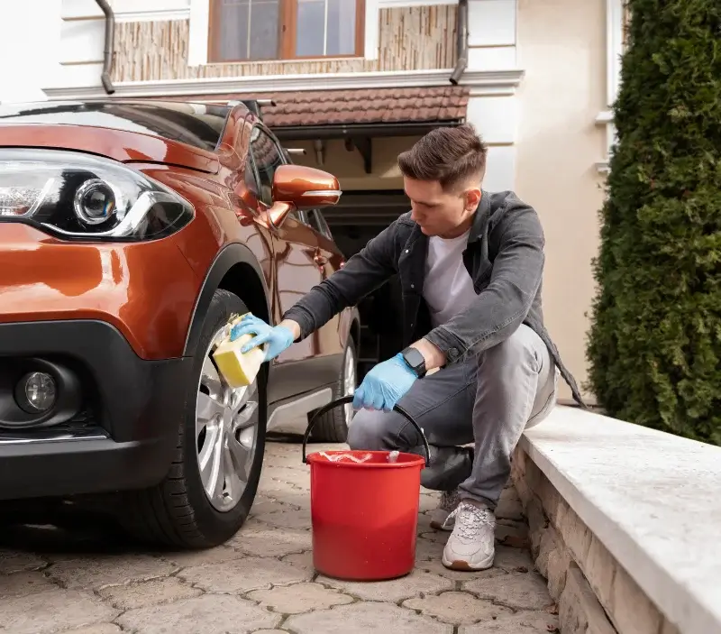 Lavage auto à domicile Villedieu-lès-Bailleul : professionnel intervenant sur un véhicule